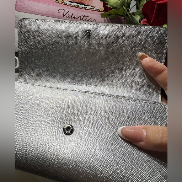 MICHAEL KORS NWOT JET SET TRAVEL SAFFIANO LEATHER LARGE TRIFOLD - Picture 11 of 12